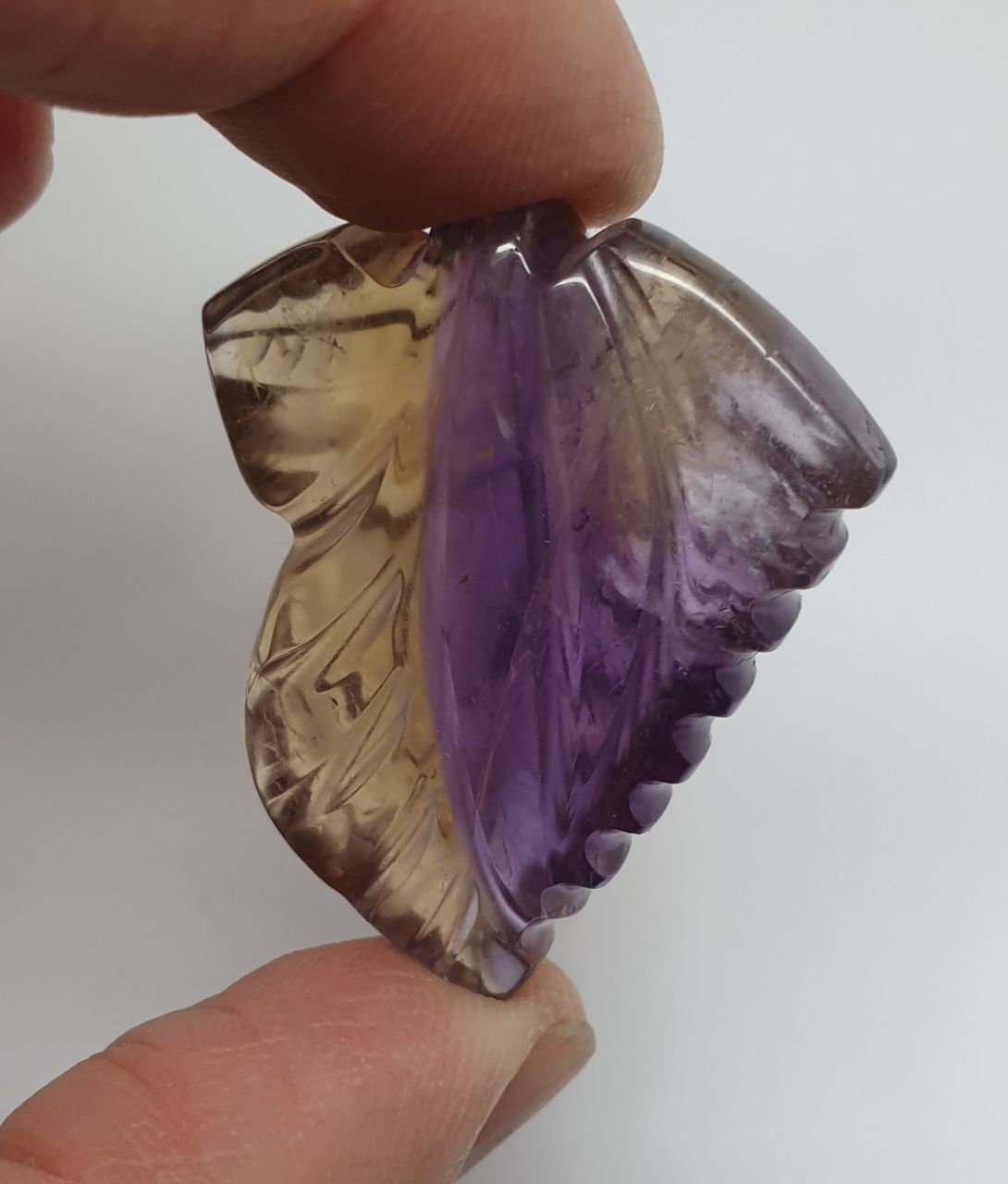 Ametrino grande de 92,5 cts. Piedra preciosa tallada en forma de hoja con parte trasera plana de 37 x 30,77 x 13 mm. Pieza única.