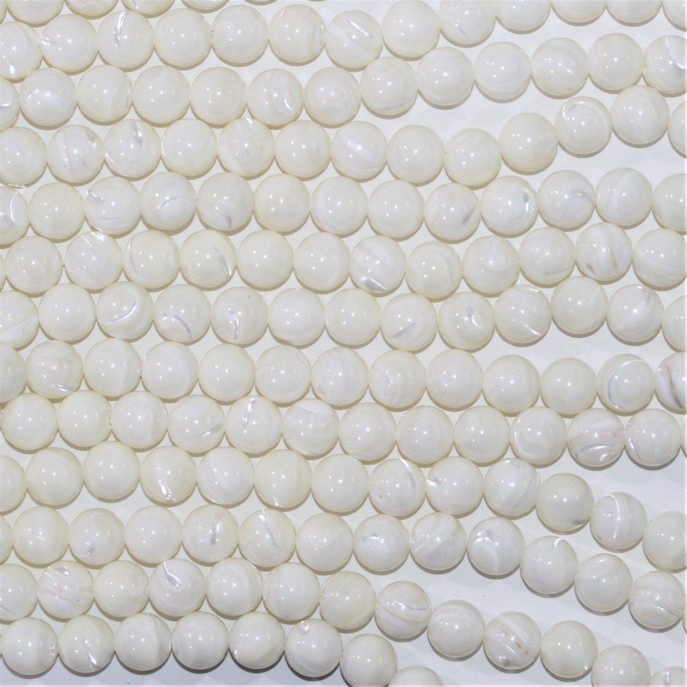 Perles rondes lisses en nacre 10 mm - Fil de 40 cm.