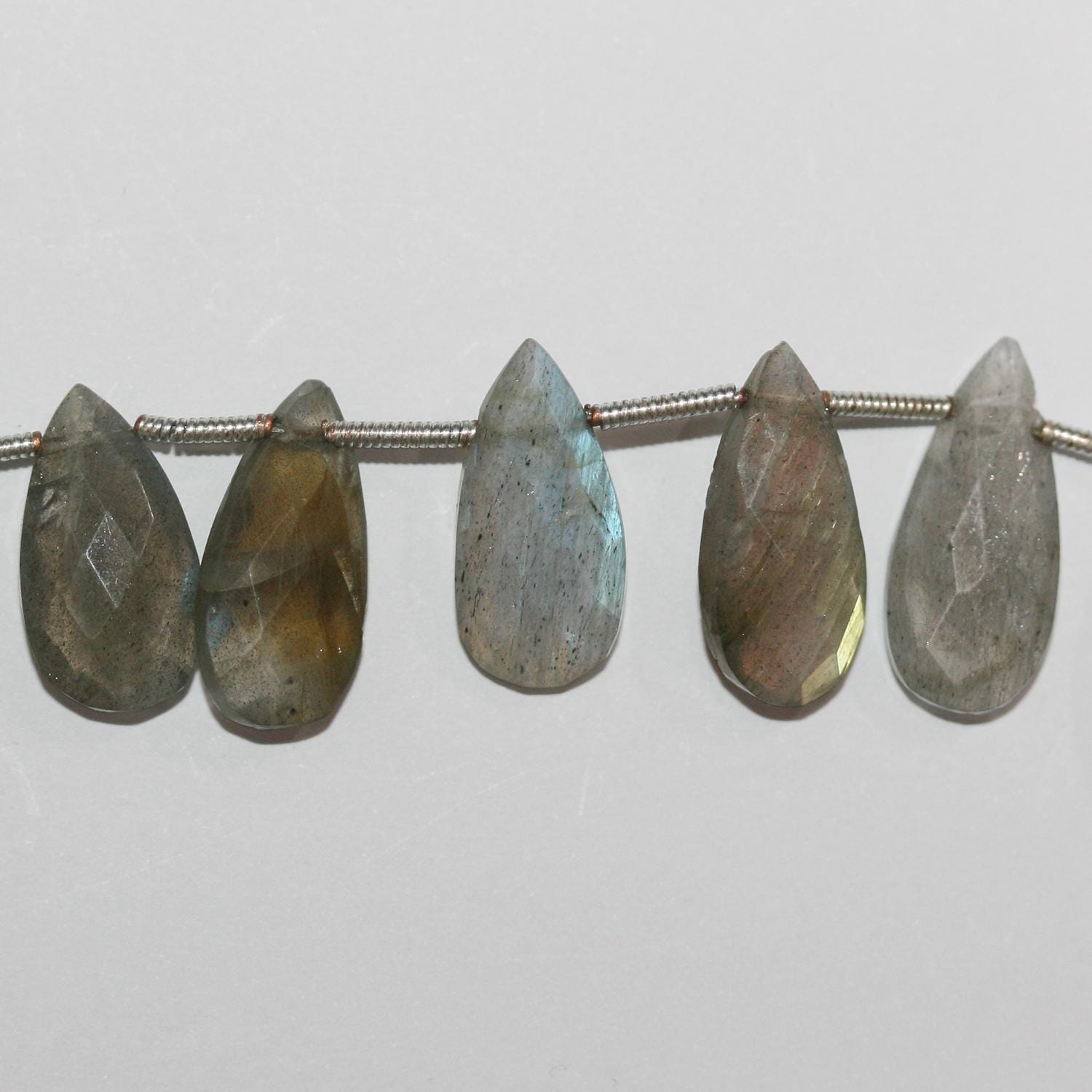 Perles en forme de goutte à facettes en Labradorite de 8 pouces, 14 x 9 mm environ. Longueur du fil : 20 cm.