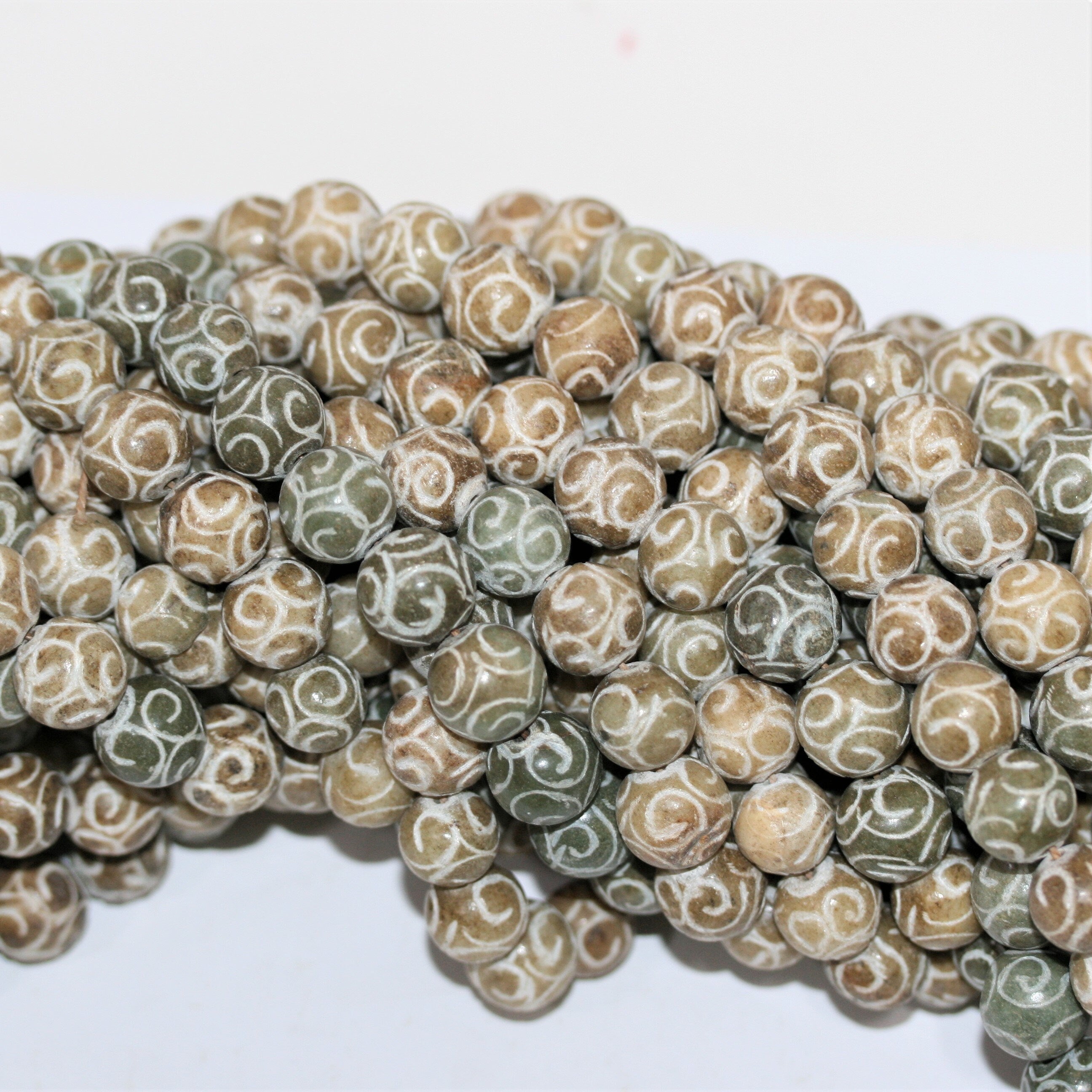 Perles rondes sculptées en jade 13 mm. - Fil de 130 cm environ.