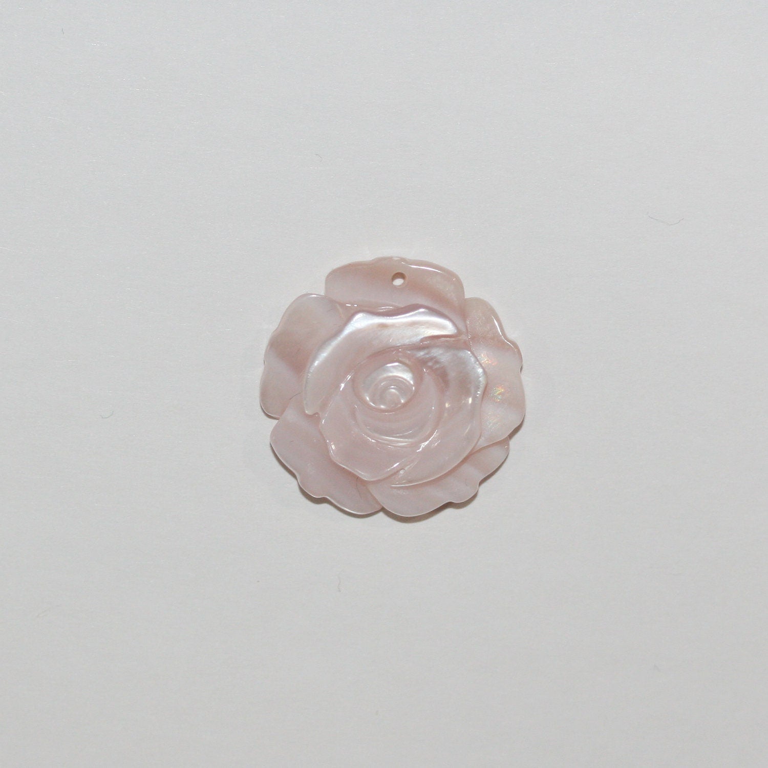 Pendentif fleur en nacre rose 20 mm.