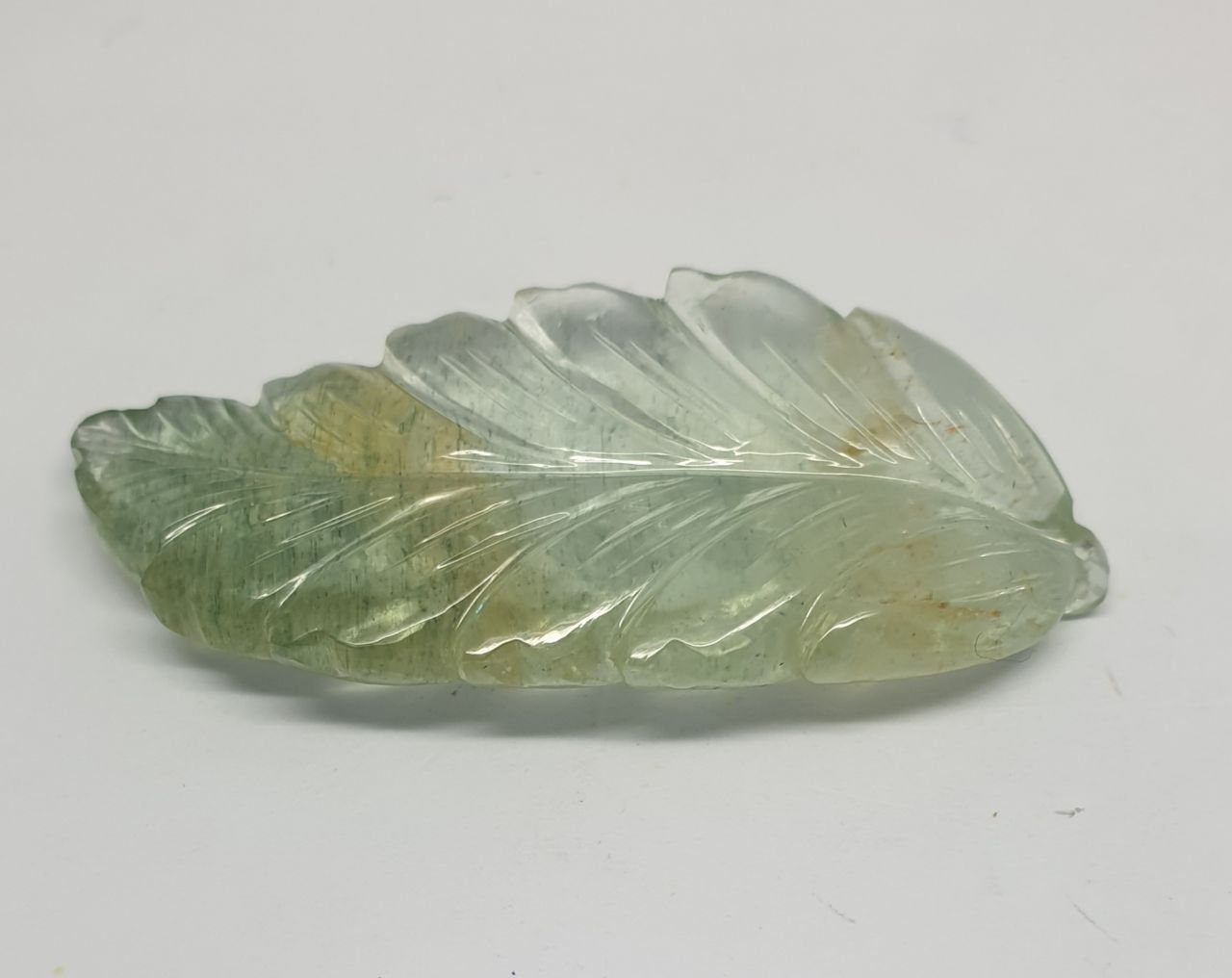 Colgante único de hoja de aguamarina tallada de 49,5 x 22,3 mm. Talla única. Piedras naturales. Poder curativo positivo. 52,25 ct.