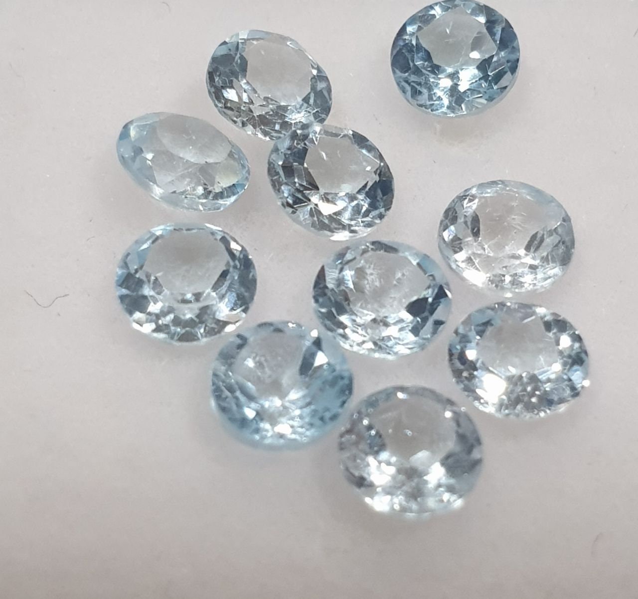 Lot de 10 topazes bleu ciel, taille brillant rond à facettes, 4 mm. Pierres précieuses naturelles à prix de gros.