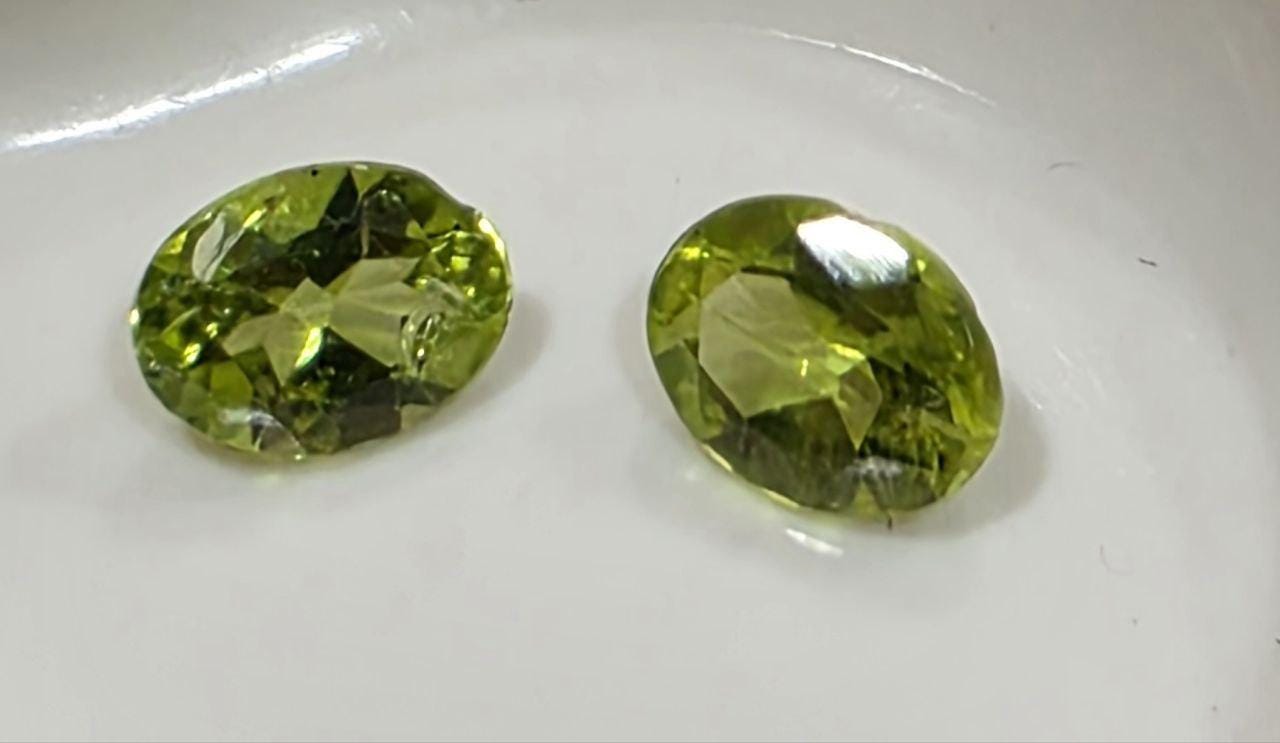 Péridot assorti, paire ovale à facettes, 8 x 6 mm - Vert olivine