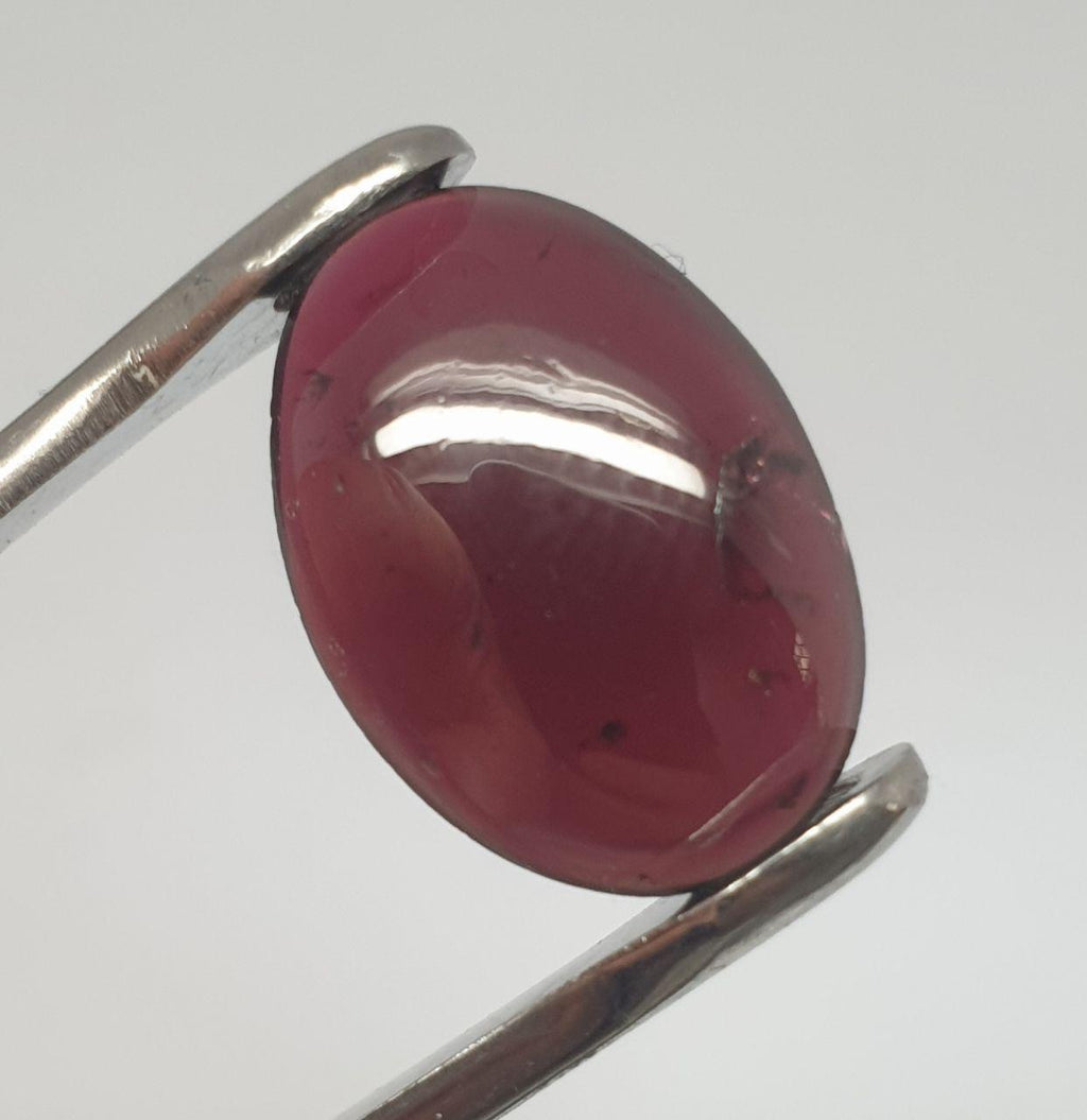 Grenat almandin ovale lisse, cabochon 18 x 13 mm (11,4 ct). Extrait de la terre.