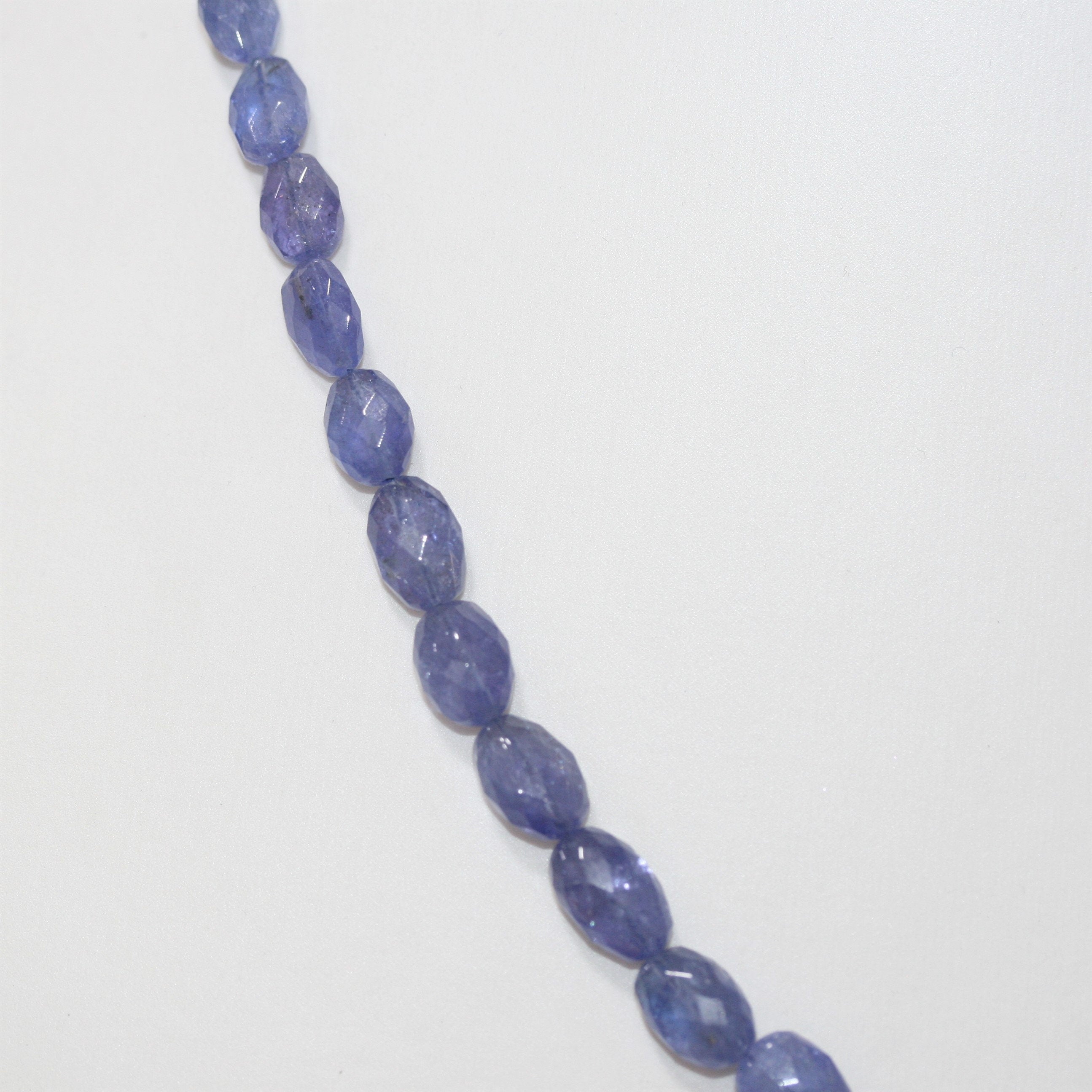 Collar de tanzanita ovalada facetada y graduada (7 x 5-9 x 7 mm, aprox.)