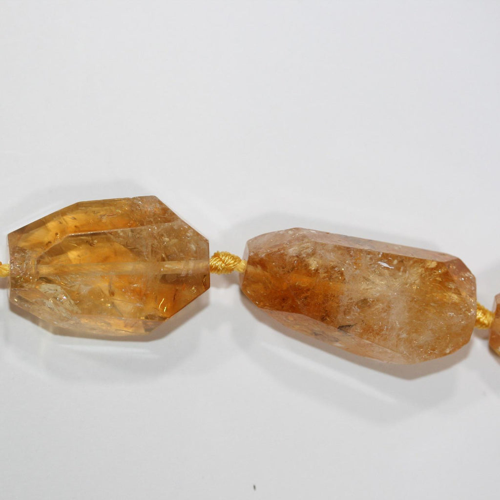 Perles de citrine facettées en forme de pépite de 15 pouces (26 x 14 mm). Longueur approximative du brin : 39 cm.