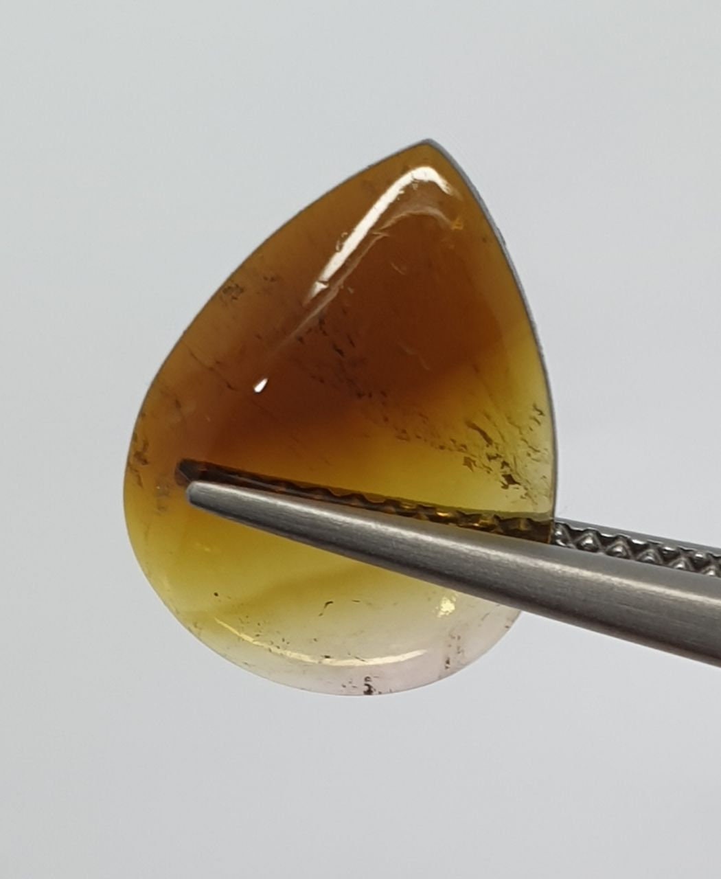 Tourmaline bicolore marron jaune cabochon plat en forme de goutte 15x11,5mm.(4,65ct.).