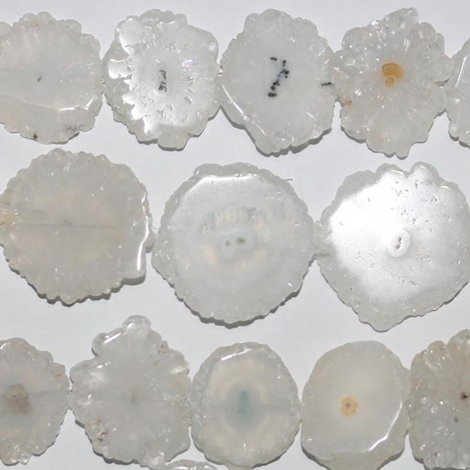 Cuentas planas irregulares de cuarzo solar St. de 8", 22-27 mm (aprox. - Hilo de 20 cm)