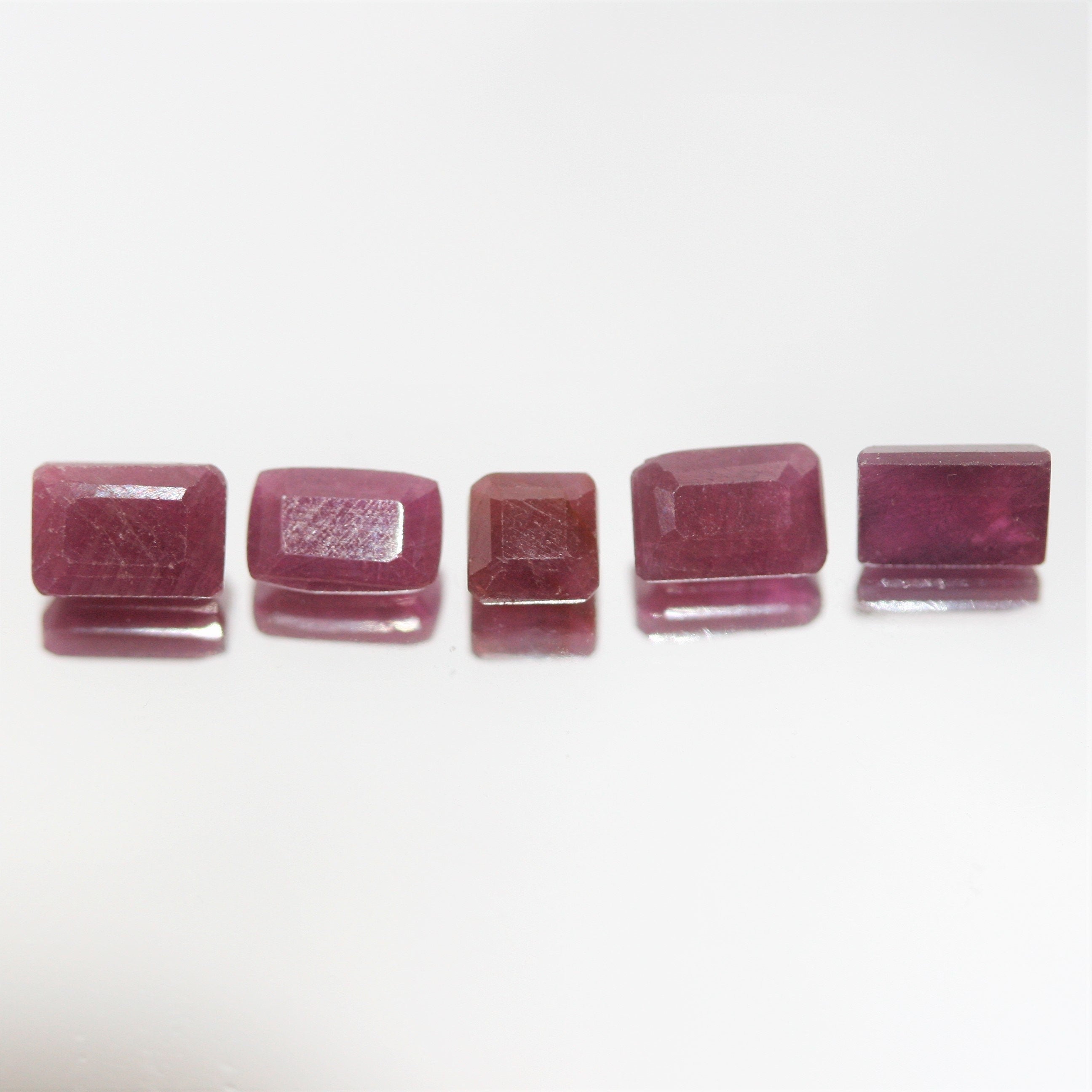 Lot de rubis de formes variées (carrées et rectangulaires) - 5 pièces - Pierre précieuse naturelle - Prix de gros