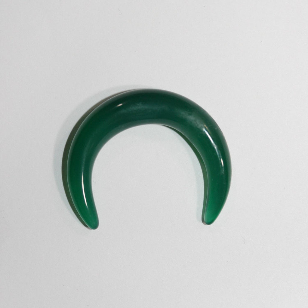 Pendentif en agate verte Lune lisse, non percé. 30 x 7 mm. - Réf. 14813