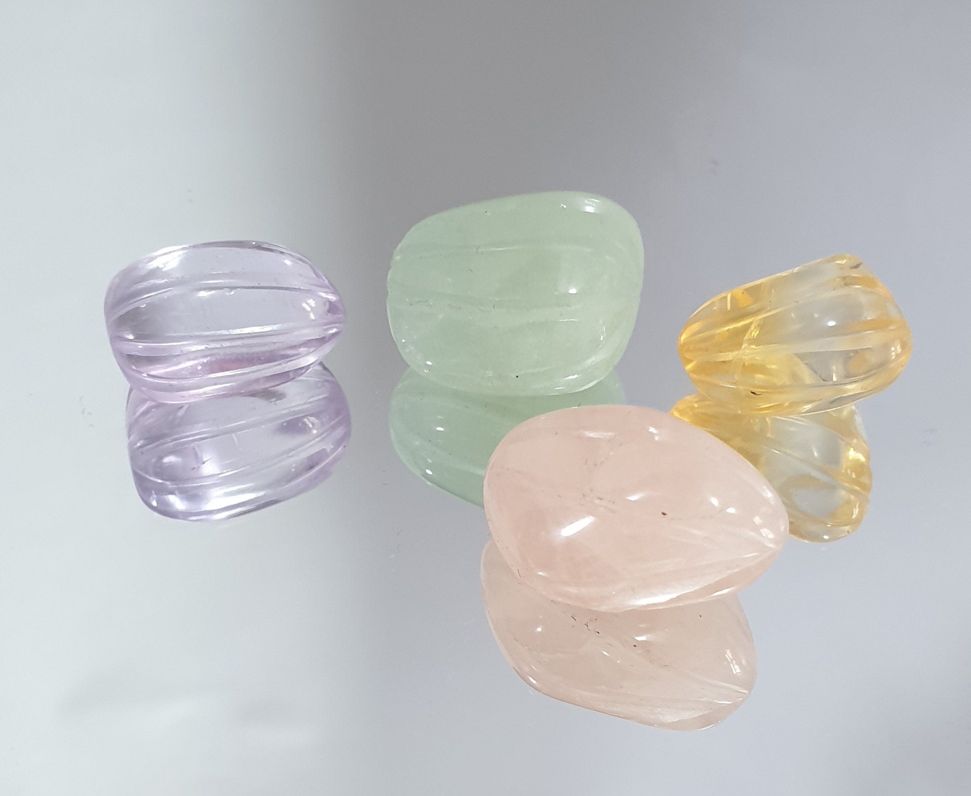 Lote de 4 piezas de citrino tallado único, amatista, cuarzo rosa, piedra de jade nueva, talla única, forma realmente elegante, piedras de diseño