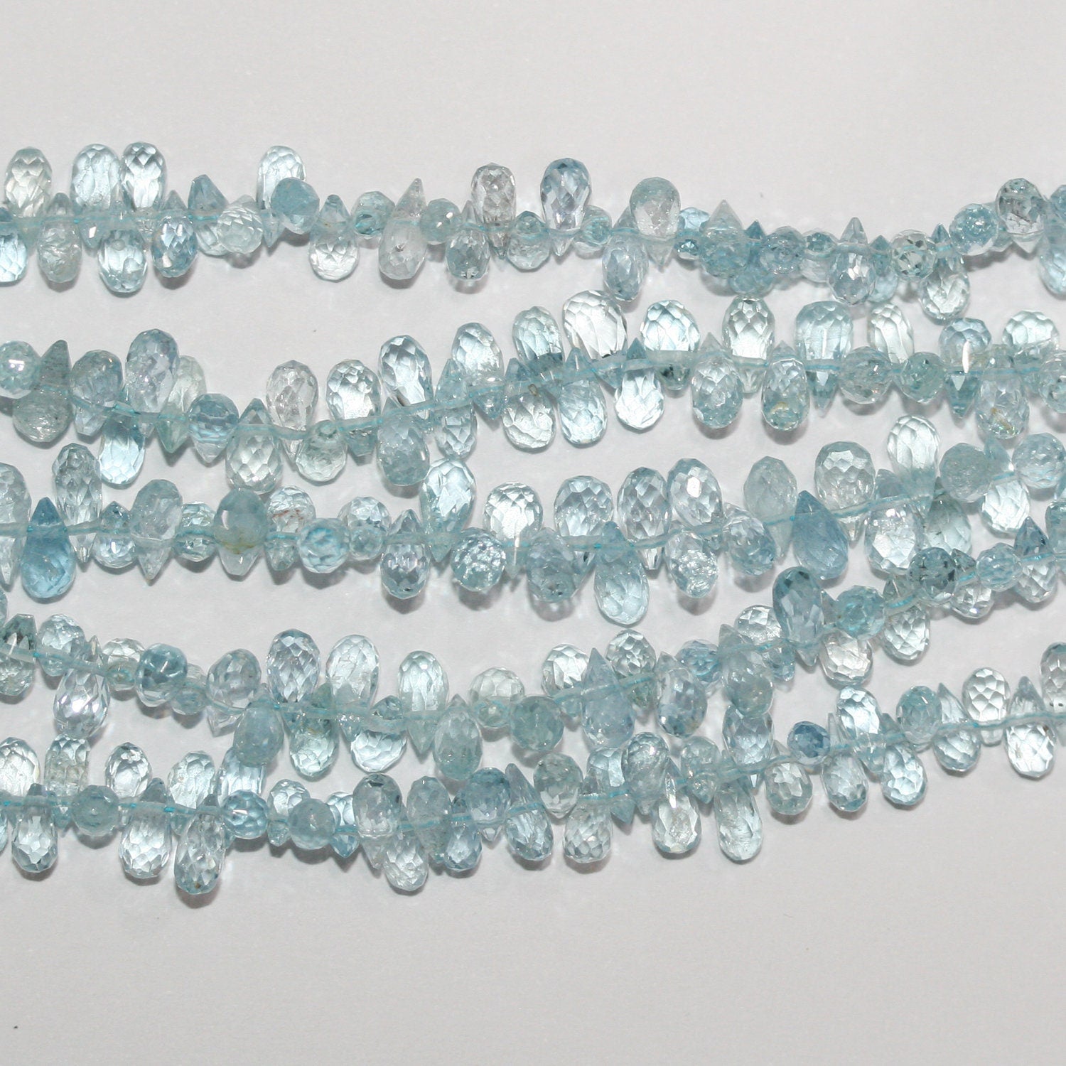 Cuentas de aguamarina facetadas de 8" x 7 x 4 mm, aprox. - Hilo de 20 cm.