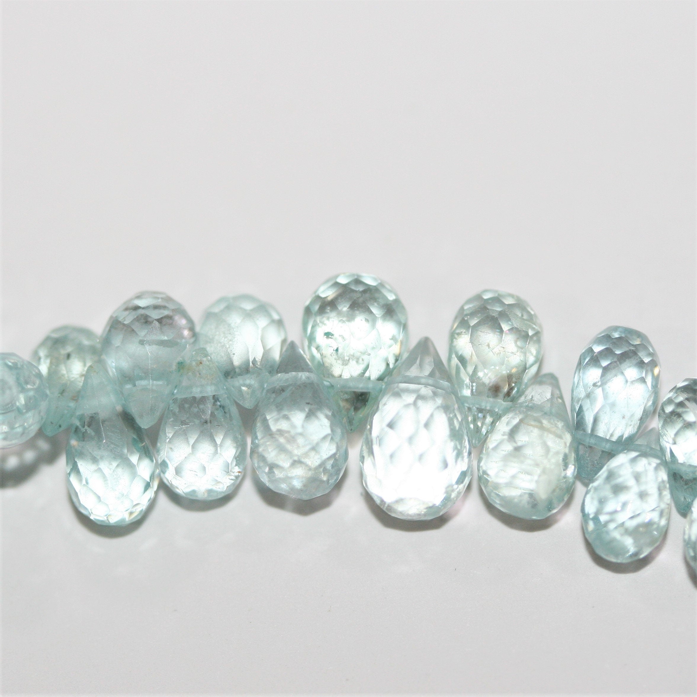 Cuentas de aguamarina facetadas de 8" x 4 mm aproximadamente - Hilo de 20 cm.