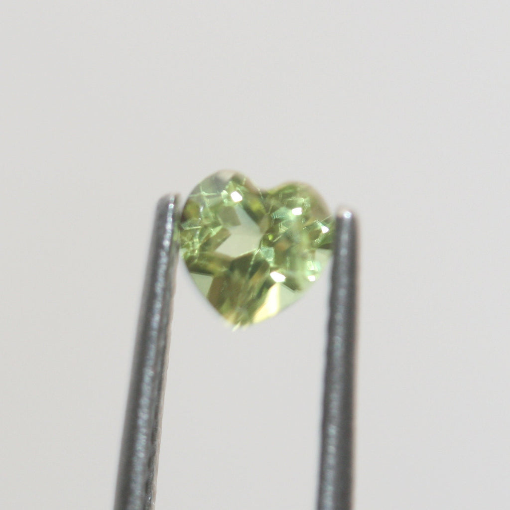 Lote de 6 Peridotos a Juego con Corte Corazón Facetado de 5 mm. - Verde Olivino