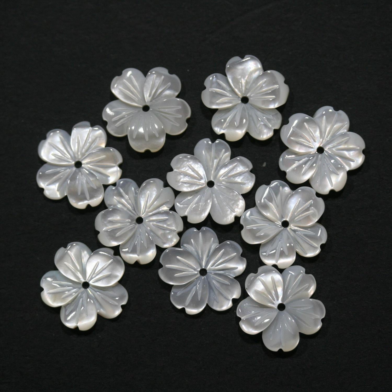 Pendentif en nacre sculptée en forme de fleur, 12 mm (5 paires). Réf. 14831