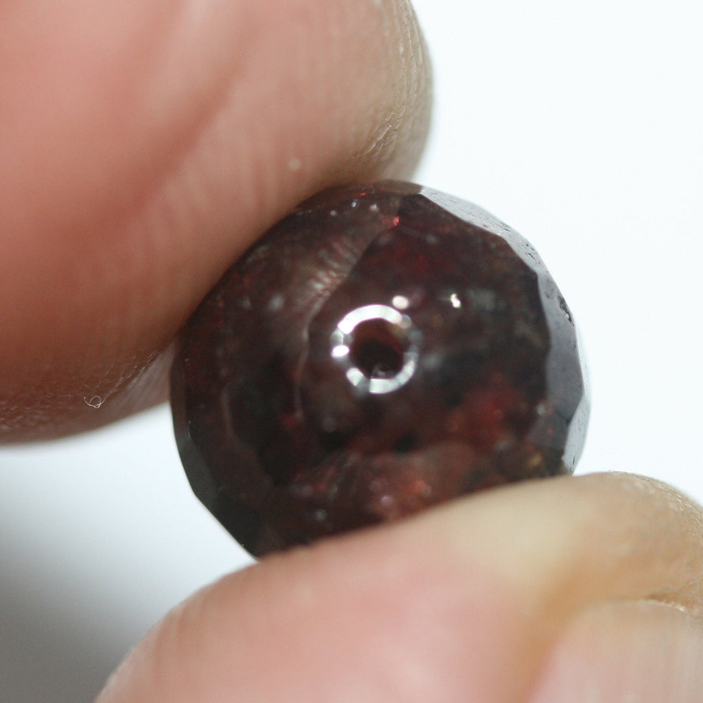 Perles rondes à facettes en grenat, demi-percées, 10 mm (2 paires).