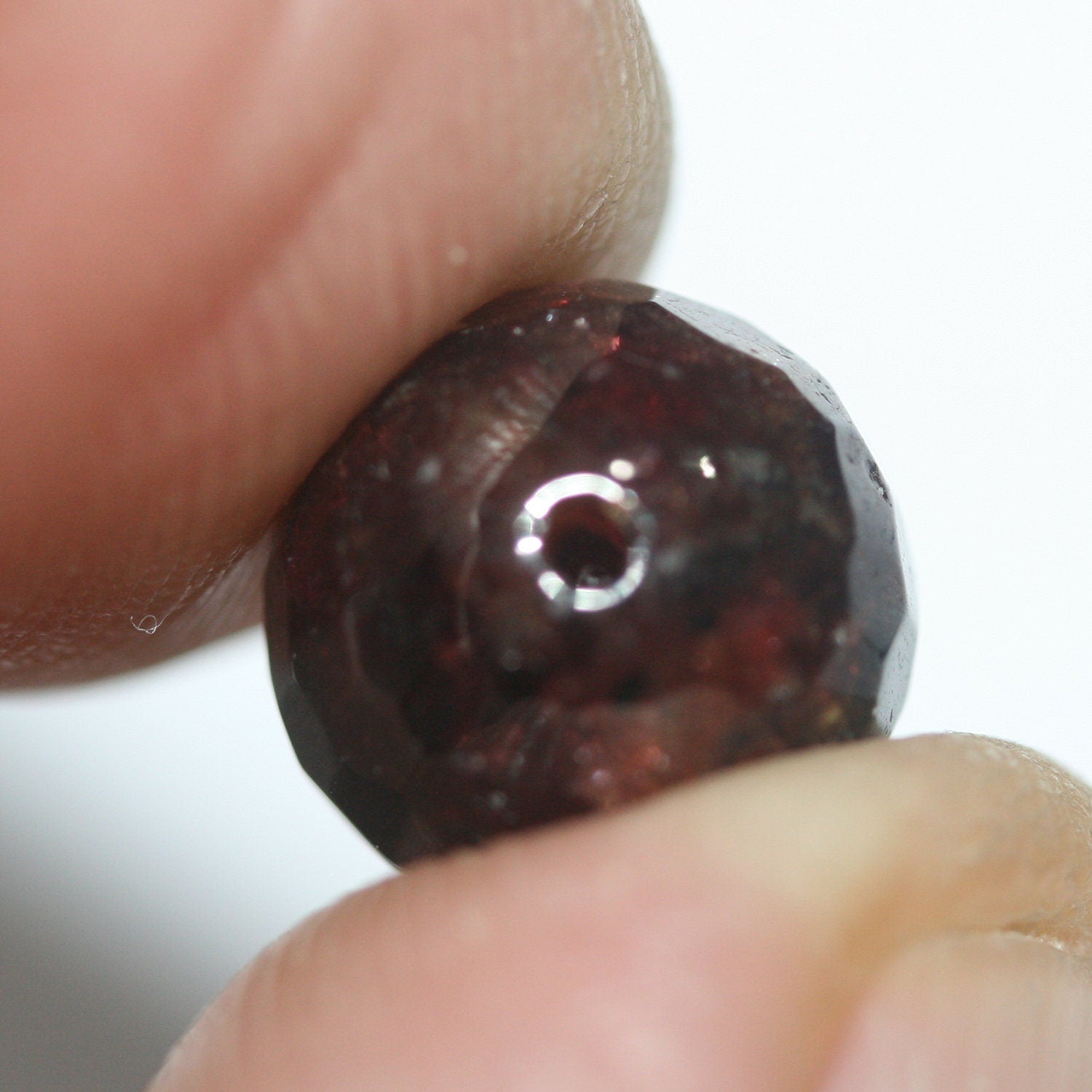 Perles rondes à facettes en grenat, demi-percées, 10 mm (2 paires).