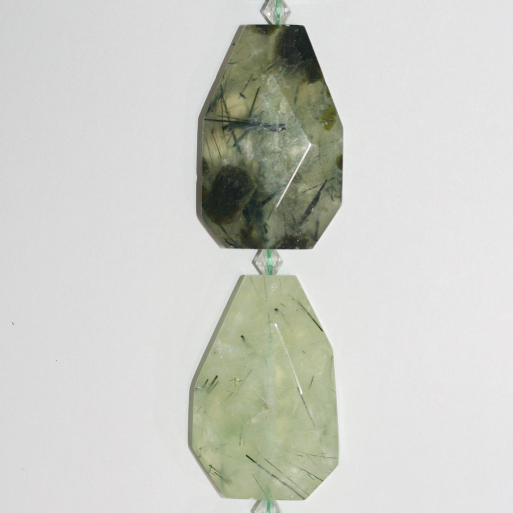 Perles octogonales à facettes en st-préhnite, 39 x 25 mm environ. Longueur du fil : 39 cm.