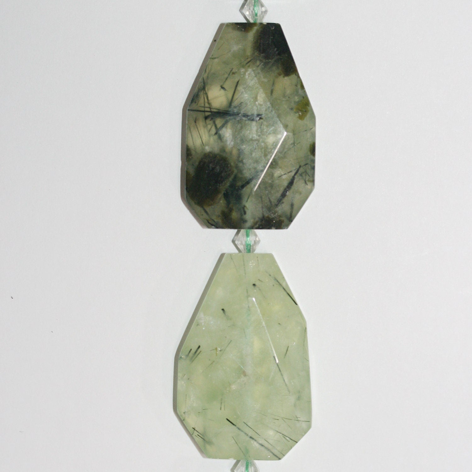 Perles octogonales à facettes en st-préhnite, 39 x 25 mm environ. Longueur du fil : 39 cm.