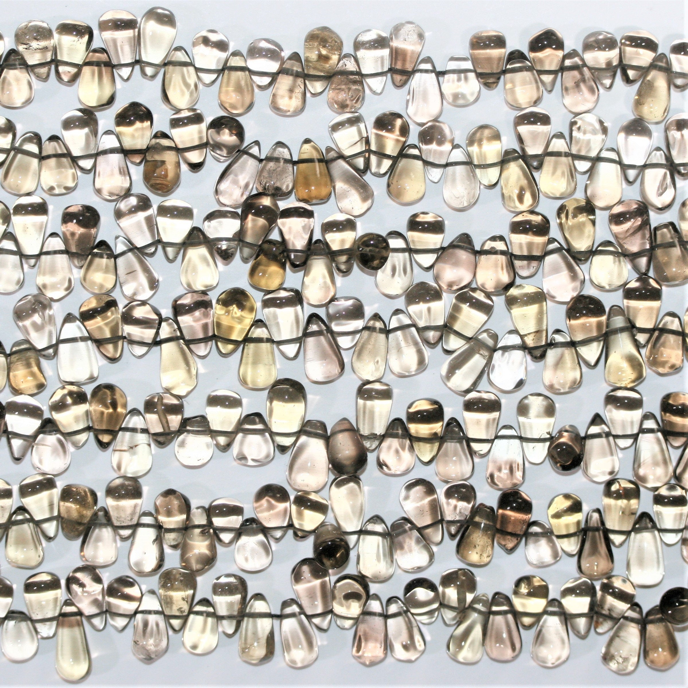 Perles en quartz fumé lisses en forme de goutte 12x7mm.- Fil 37cm.