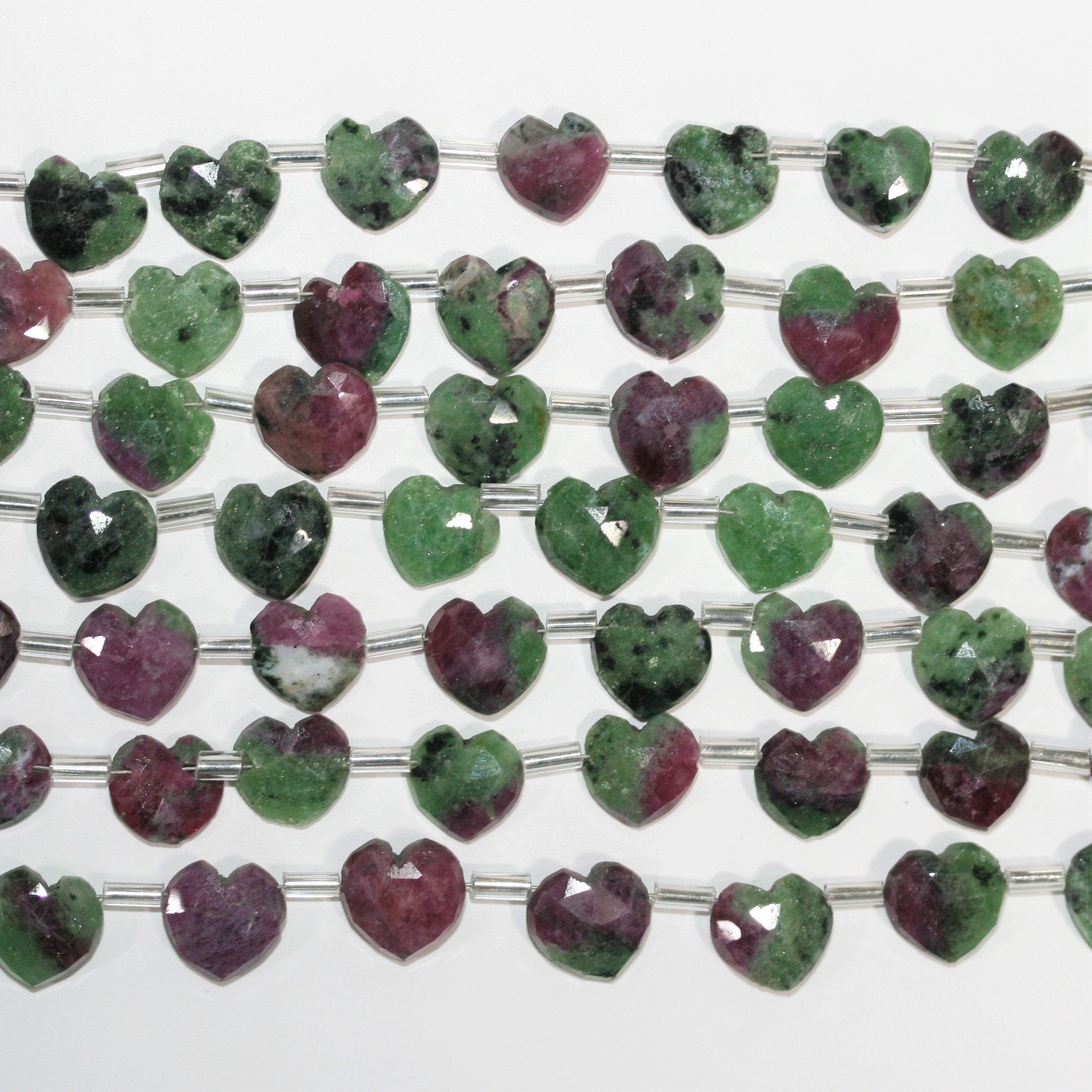 Cuentas de corazón facetadas de zoisita y rubí de 6", 10 mm, hilo de 16 cm.