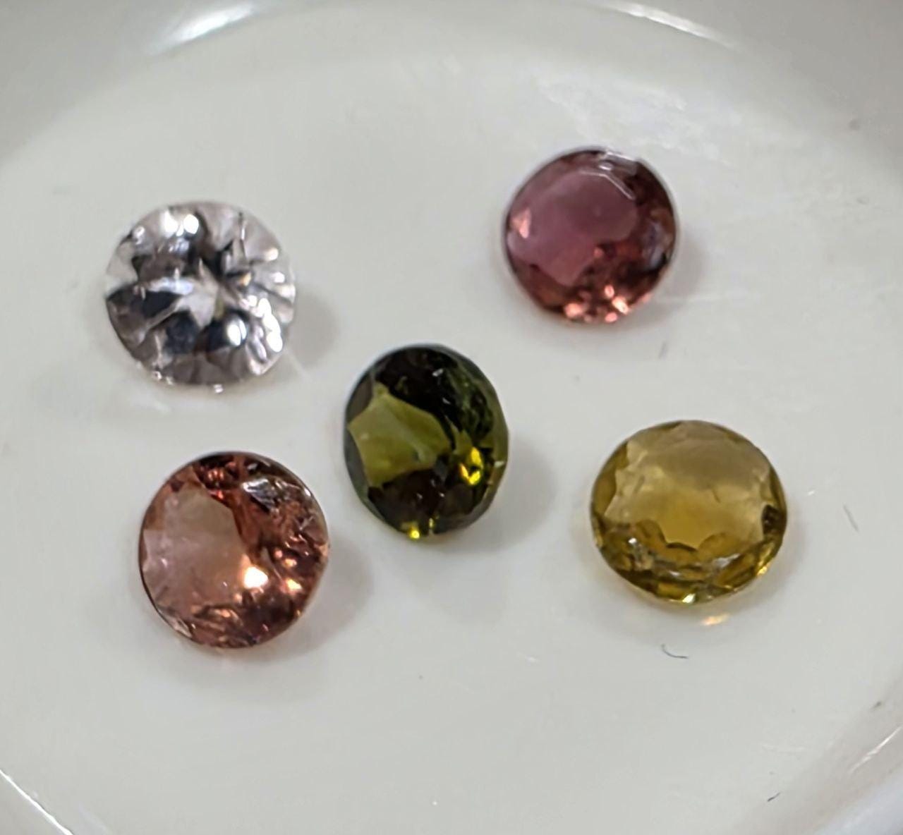 Lot de tourmalines rondes à facettes de 4,5 mm (5 pièces)
