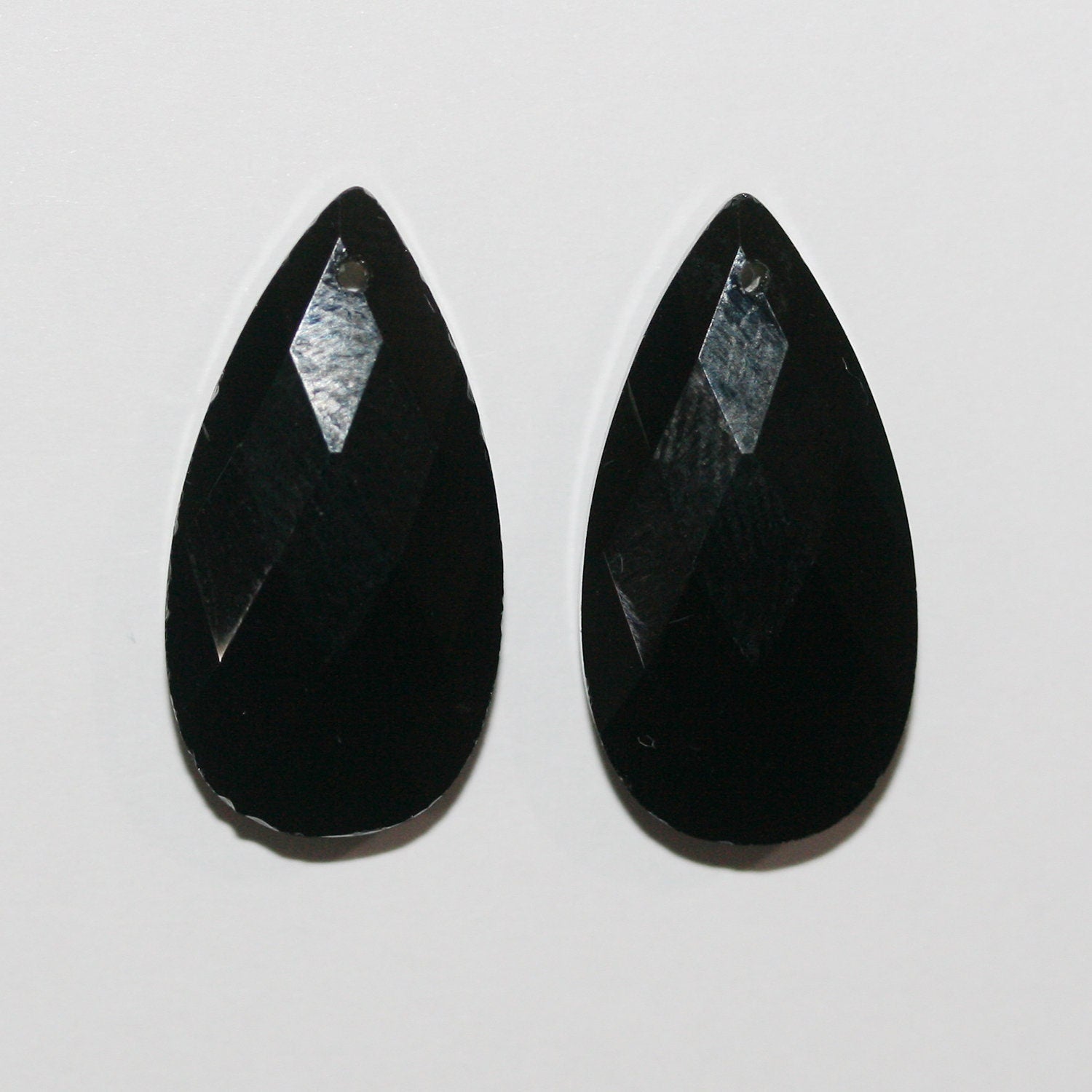 Pendentif en obsidienne facettée en forme de goutte 25x13mm.( 1 paire )