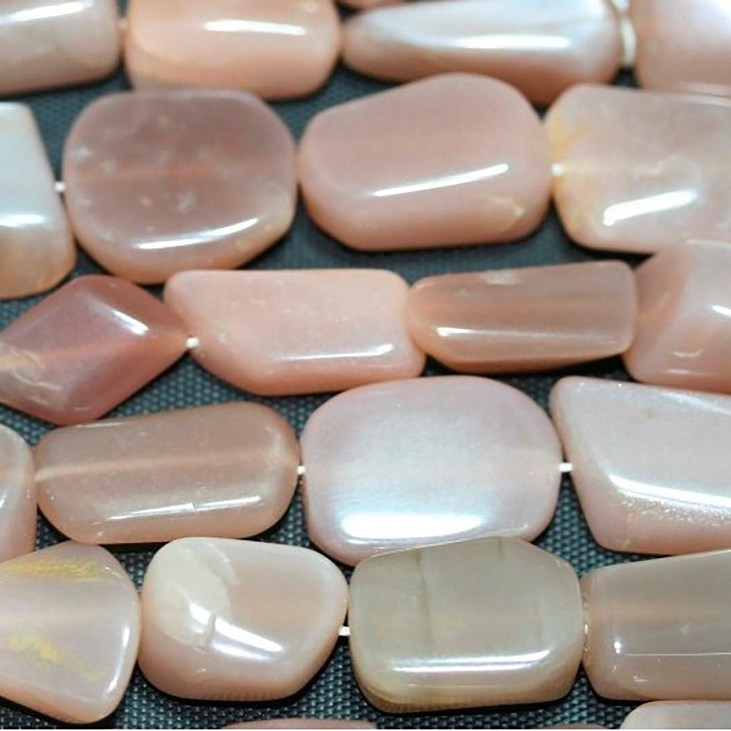 Perles de pierre de lune multicolores lisses en forme de pépites, 18 x 12 mm. Longueur du fil : environ 37 cm.