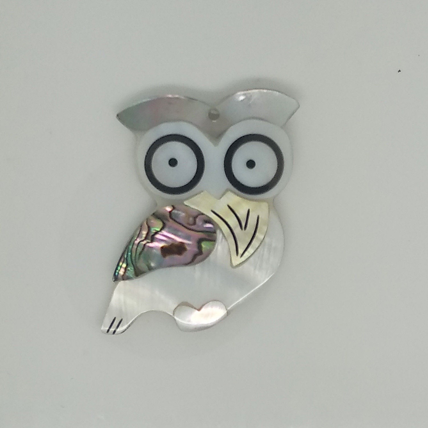 Colgante de búho de nácar (44 x 32 mm). Colgantes de nácar natural y concha.