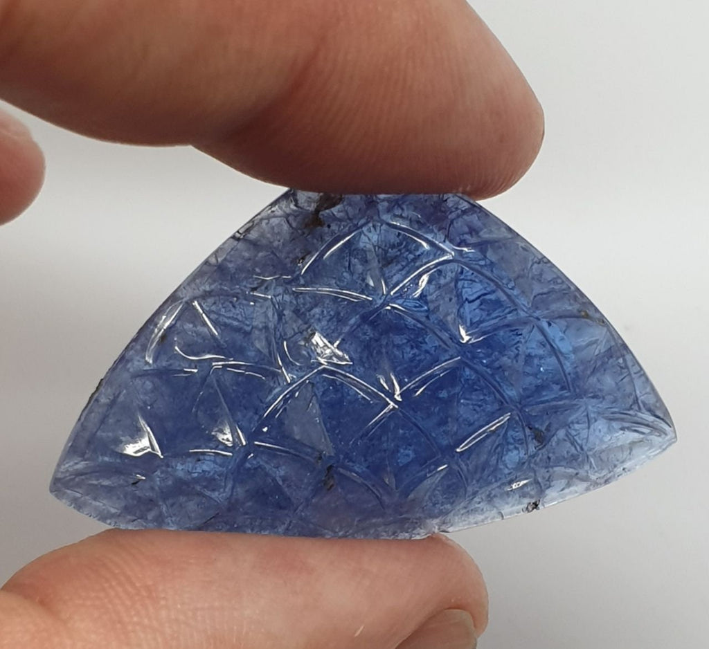Grande taille unique sculptée dans un cabochon de tanzanite naturelle, 39 x 24,6 mm, 42 carats - Sculpture sur pierre précieuse