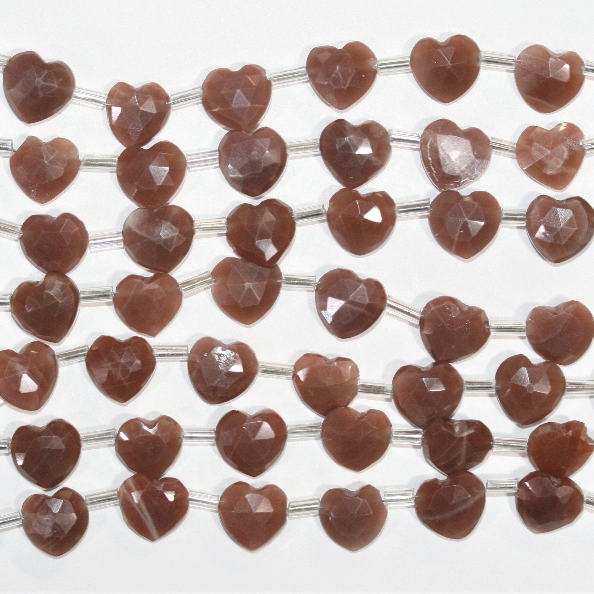 Cuentas de corazón facetadas de piedra lunar marrón de 7" de 9 a 10 mm - Hilo de 18 cm.