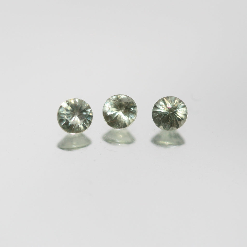 Lote de zafiro verde redondo facetado de 2,5 mm. Aprox. 2 quilates.