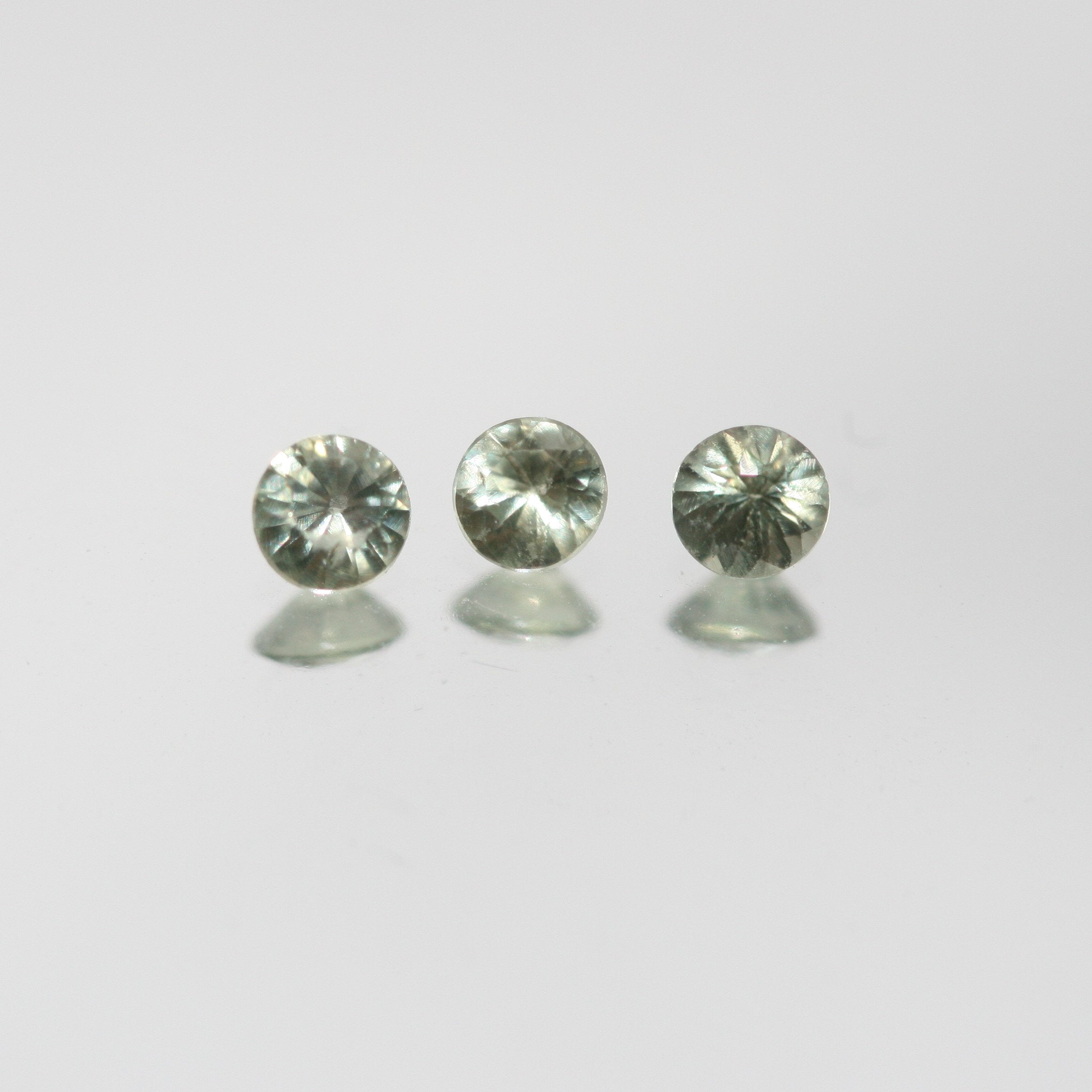 Lote de zafiro verde redondo facetado de 2,5 mm. Aprox. 2 quilates.