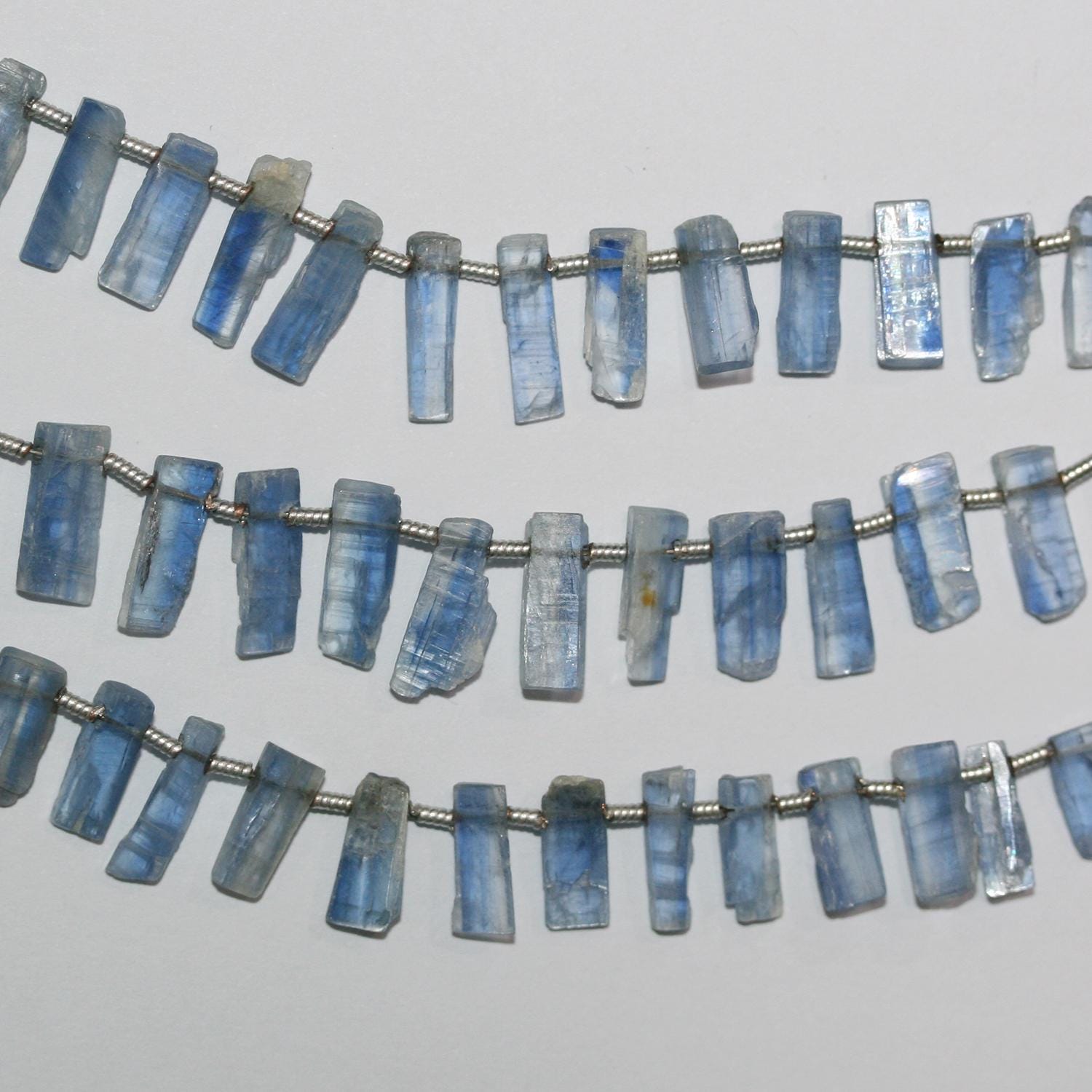 Perles plates lisses irrégulières en kyanite St de 8 pouces, 11 x 4 mm environ, longueur du brin : 20 cm.