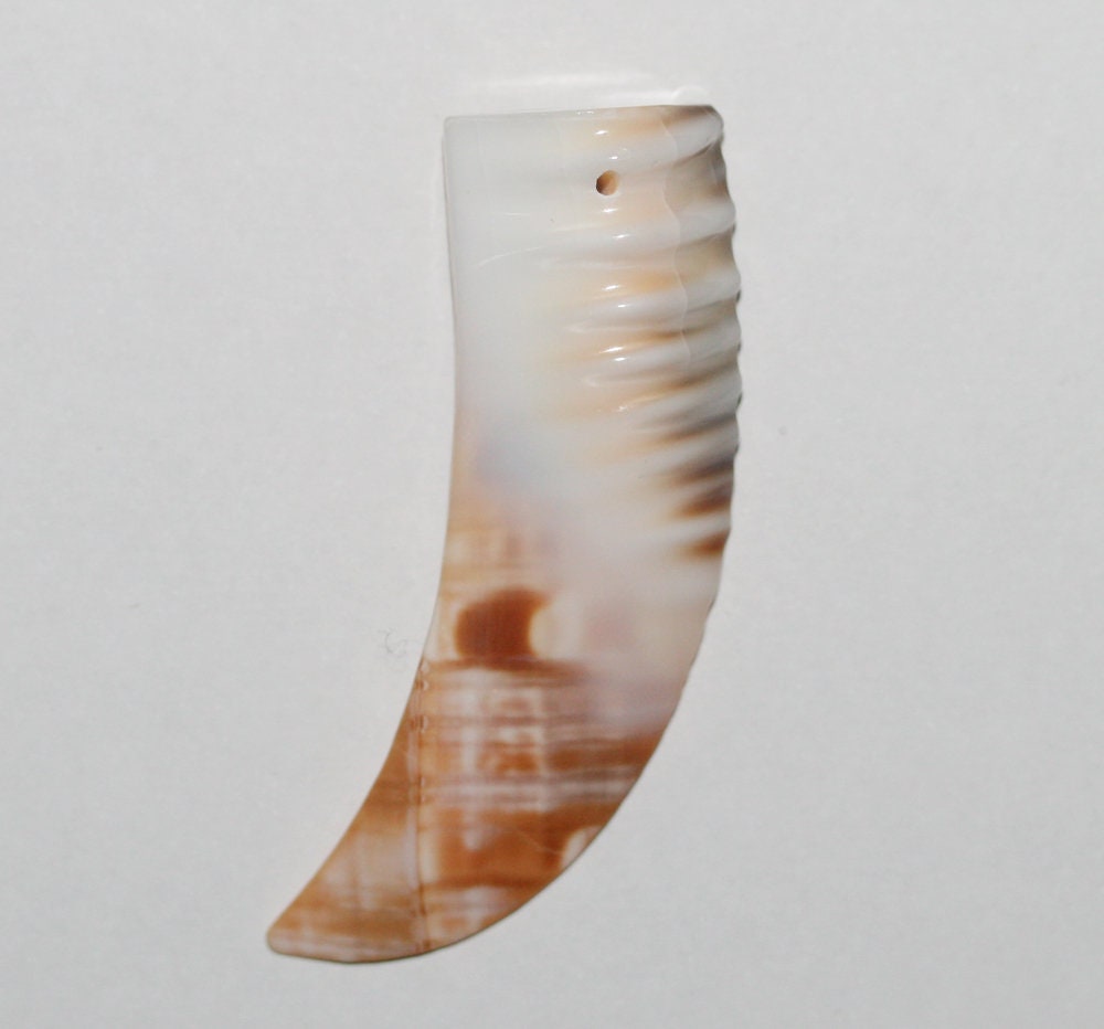 Pendentif en défense de nacre 64x20mm.Approx.