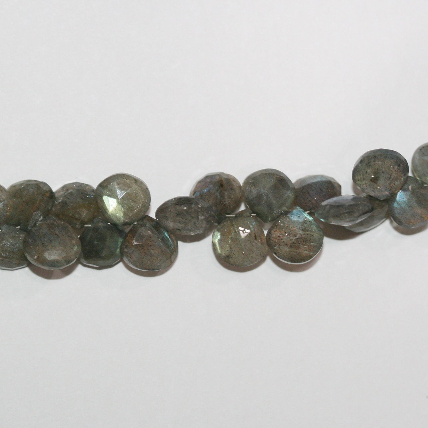 Perles en forme de goutte facettées en labradorite de 20 cm (8 pouces), 6-7 mm. Longueur du fil : 20 cm.