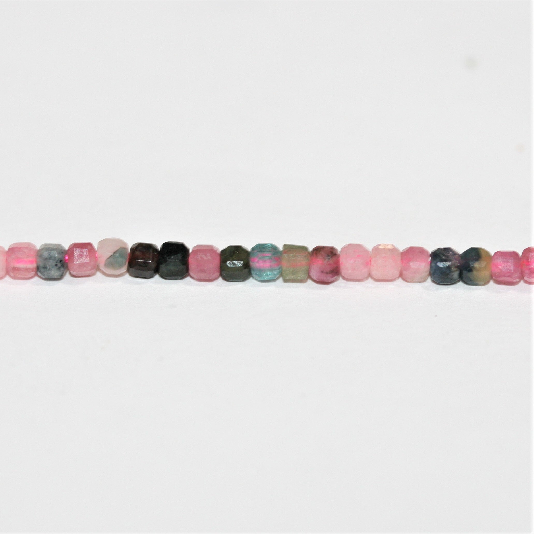 Perles cubiques à facettes en tourmaline St de 15 pouces, 2 mm, brin de 39 cm.