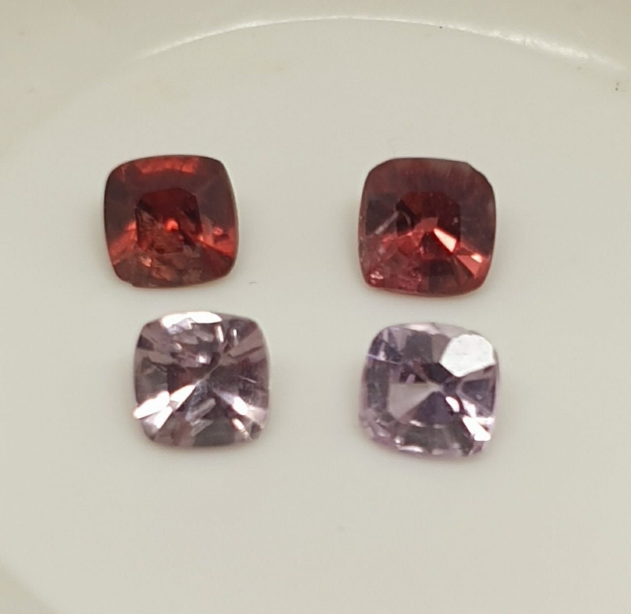 Lote de 4 espinelas multicolores facetadas cuadradas de 4,5-4 mm (1/2 pulgada) - Paquetes de piedras preciosas - Piedras sueltas al por mayor - Gemas naturales