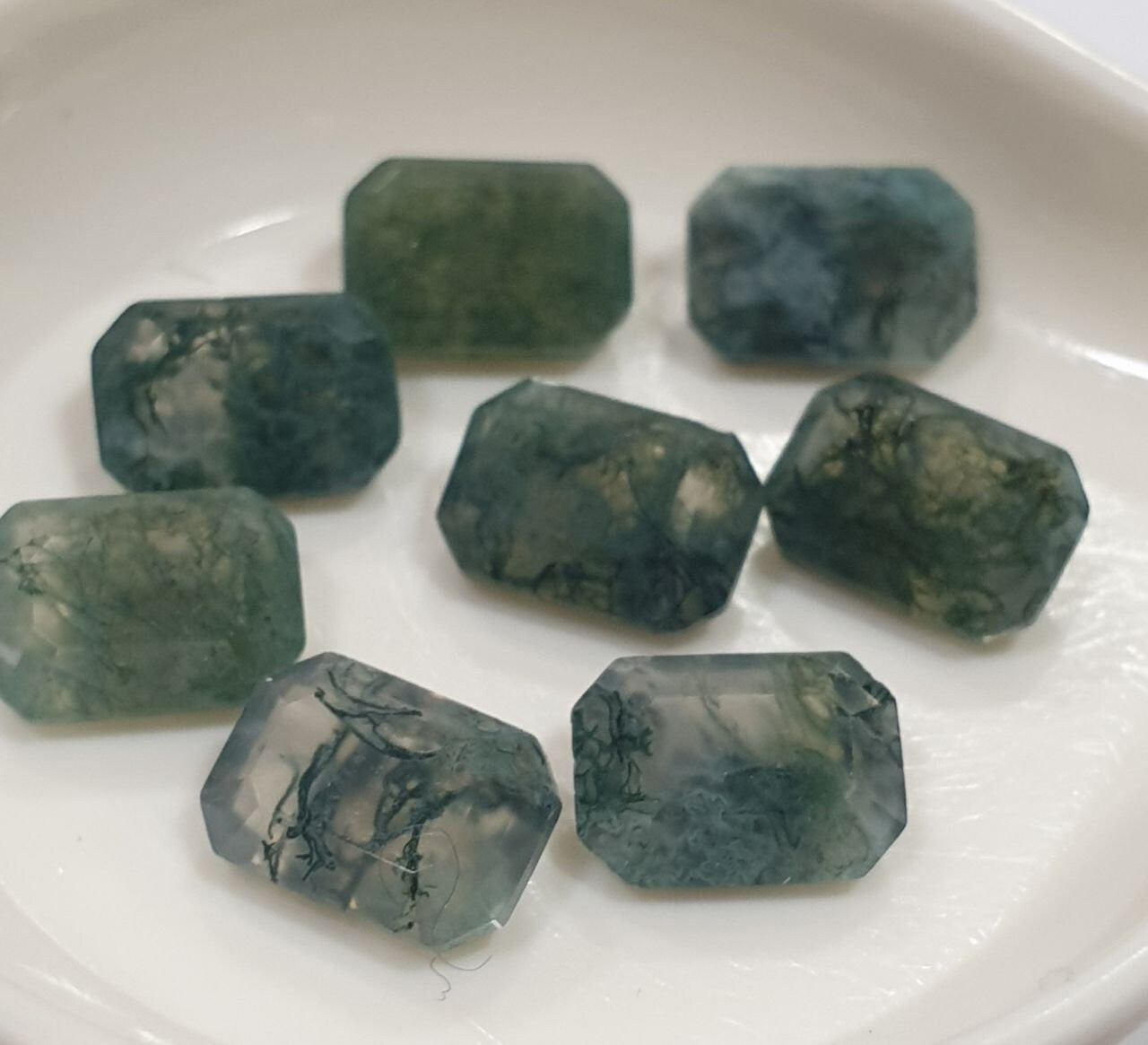 Lote de 8 ágatas musgosas de 5 x 7 mm, facetadas, forma octogonal, con parte trasera puntiaguda. Piedra natural sin tratar.