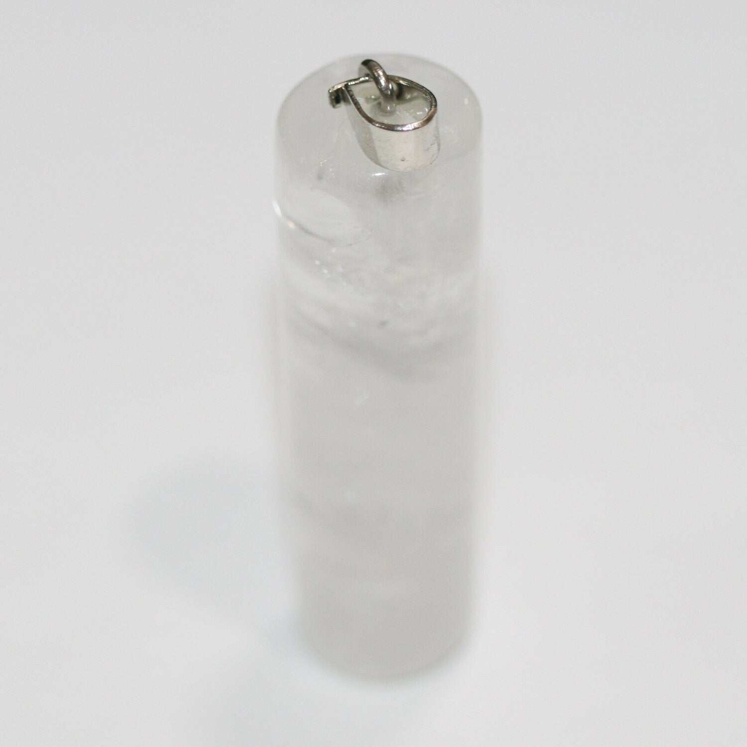 Pendentif cylindrique lisse en quartz cristal de roche 50x13mm.