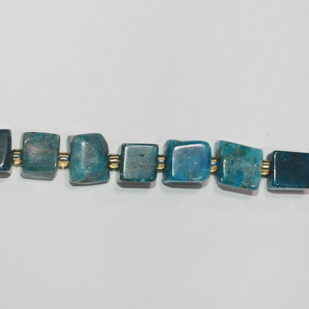 Perles cubiques irrégulières lisses en apatite bleue de 15 pouces (8-9 mm). Longueur du fil : environ 39 cm.