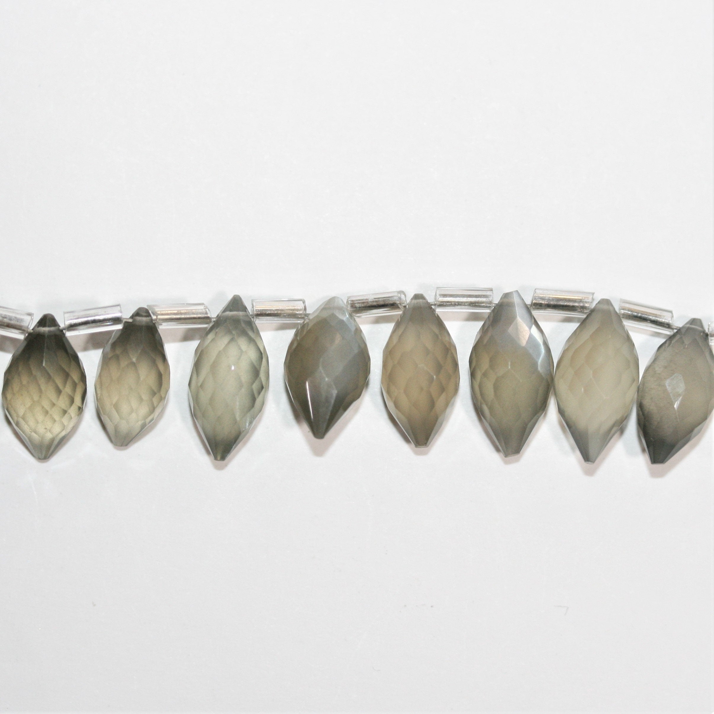 Cuentas de piedra lunar gris St. facetadas de 7", 12 x 7 mm. Aprox. - Hilo de 18 cm.