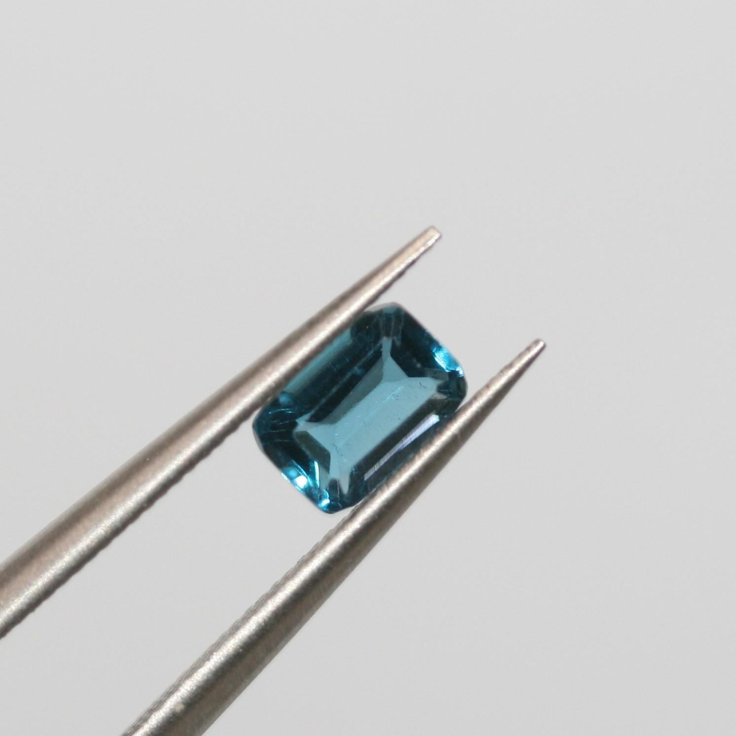 Lote de 4 piezas de topacio azul Londres facetado octogonal de 7 x 5 mm. (4 piezas)