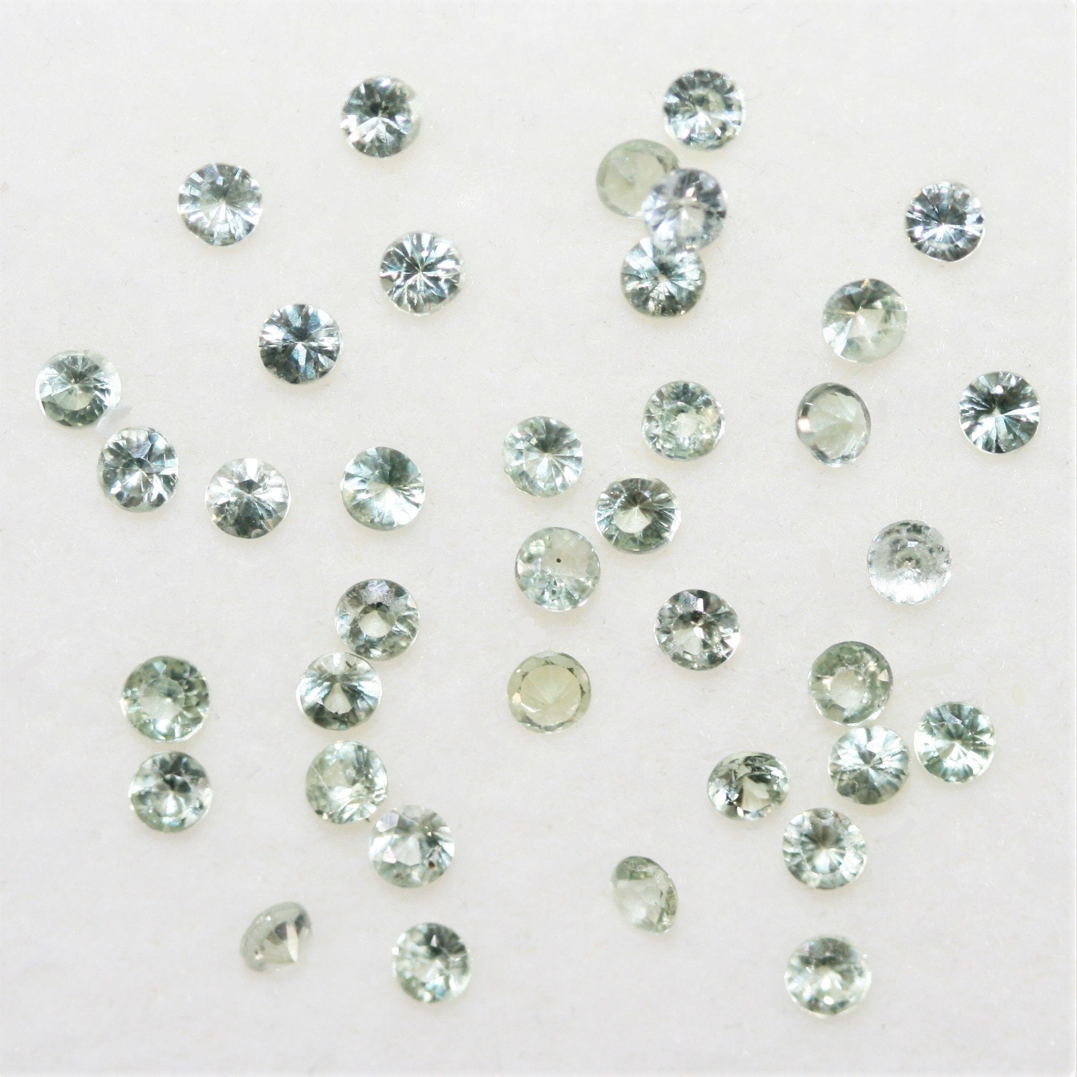 Lote de zafiro verde redondo facetado de 2,2-2,3 mm. Aprox. 2 quilates.