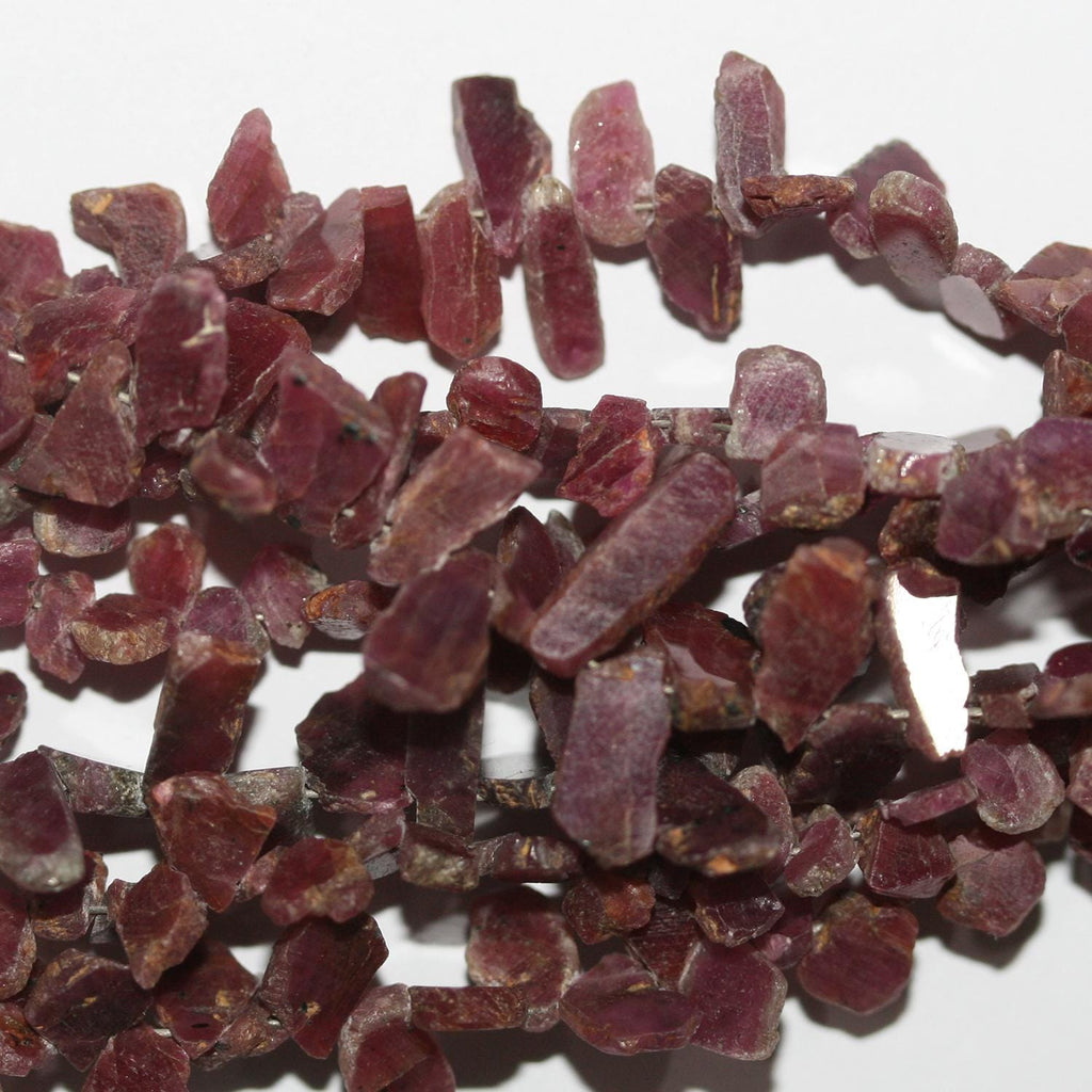 Perles plates irrégulières St Ruby de 8 pouces (environ 5 à 10 mm). Longueur du fil : 20 cm environ.