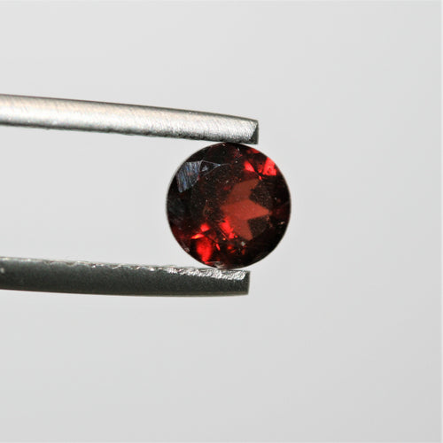 Lot de 10 grenats ronds à facettes de 4 mm. (10 pièces)