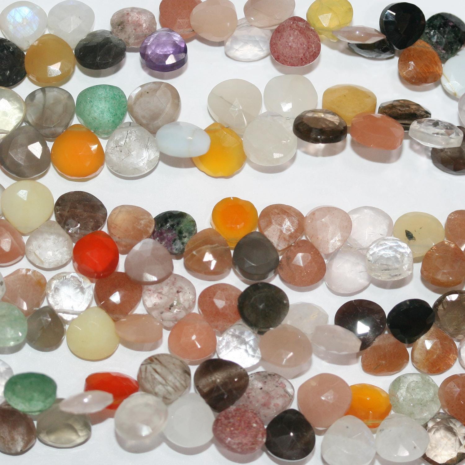 Perles en forme de goutte à facettes en pierre multiple de 8 pouces, 7-8 mm environ - Longueur du fil : 20 cm.