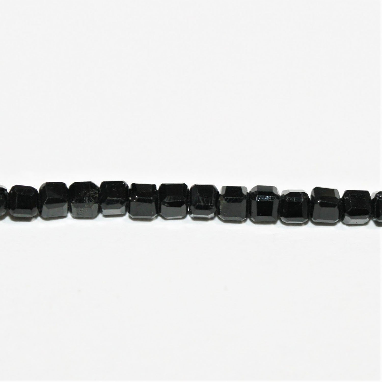 Perles cubiques à facettes en tourmaline noire St de 15 pouces (2 mm) - Fil de 39 cm
