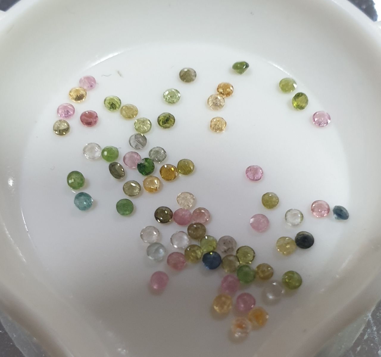 Lot de tourmalines multicolores, taille ronde 1,5 mm, non traitées - Vente en gros - Fournisseur de pierres précieuses pour le bricolage - Pierres authentiques - Petites pierres précieuses